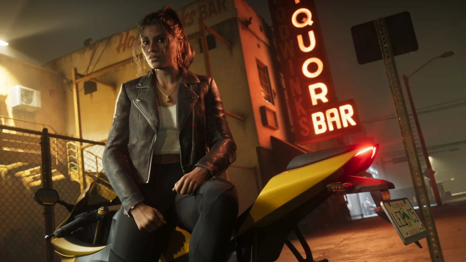 Lucia, una de las protagonistas de GTA 6, sentada en una motocicleta de noche frente a un bar de licores iluminado por el neón