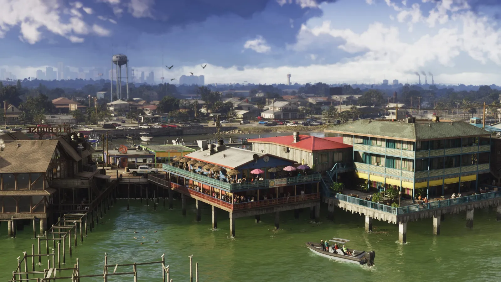 Une ville lacustre sur pilotis sur l'eau verte d'une zone humide dans GTA 6, avec la skyline de Vice City à l'horizon lointain